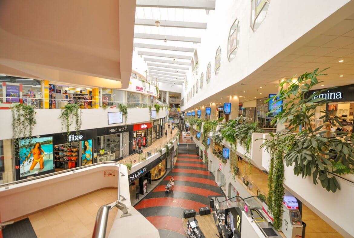 For rent, a 90 square meter shop in building A in Dizingoff Center, immediate entry