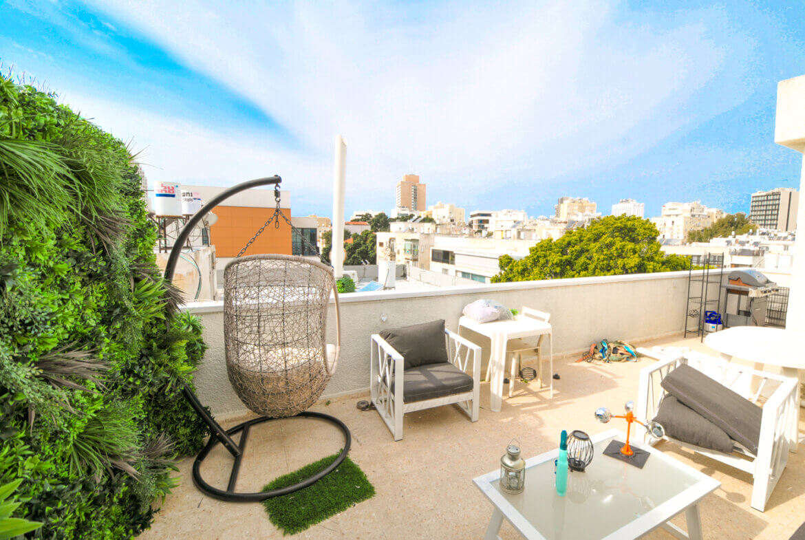 A minute’s walk from the beach, a duplex, roof, 86 square meters built + 64 square meters of balconies. Private parking in a registered office, elevator and shelter in the building – an attractive deal!