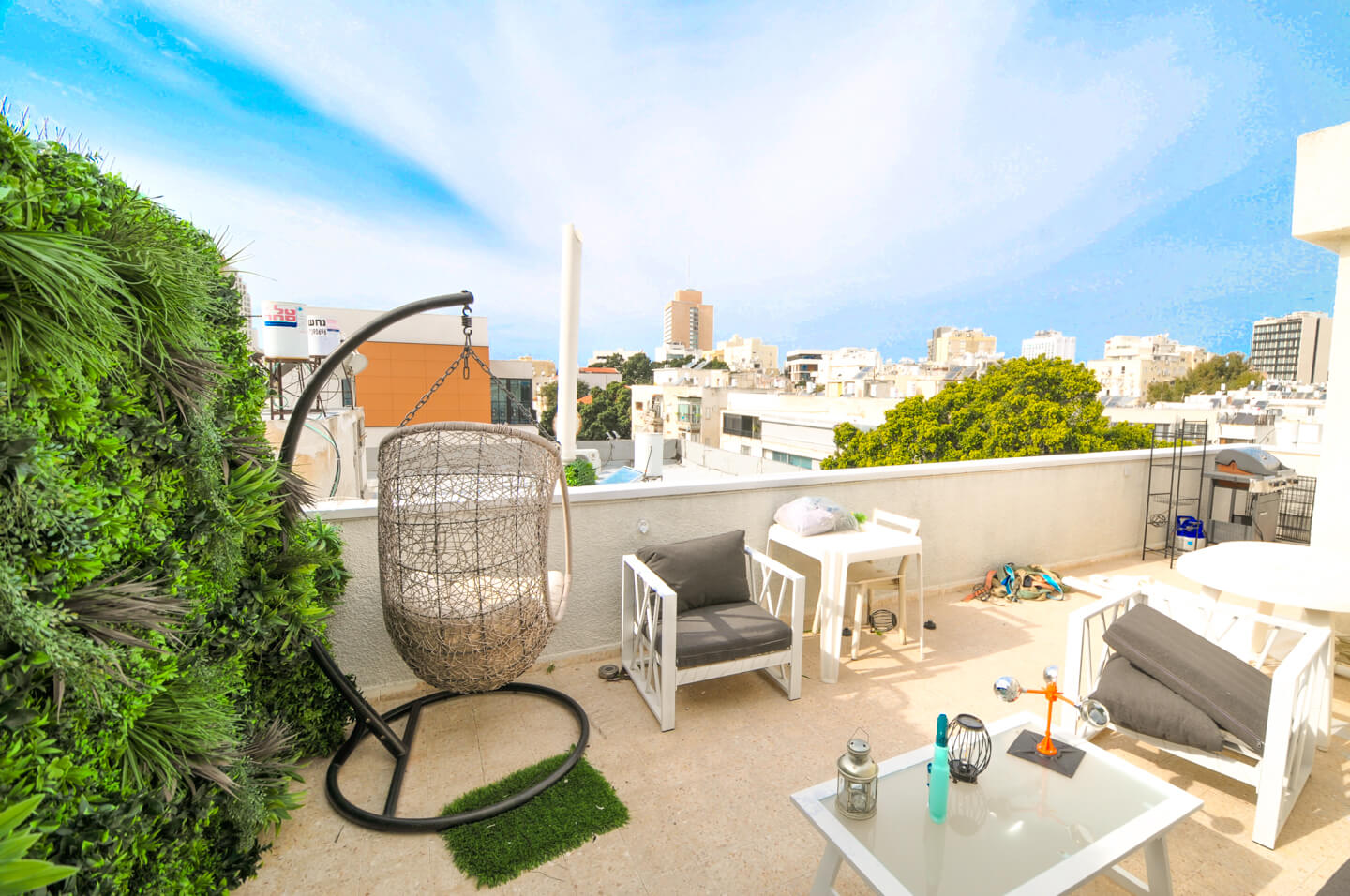 למכירה דופלקס דקת הליכה מחוף הים-1 A minute’s walk from the beach, a duplex, roof, 86 square meters built + 64 square meters of balconies. Private parking in a registered office, elevator and shelter in the building – an attractive deal!