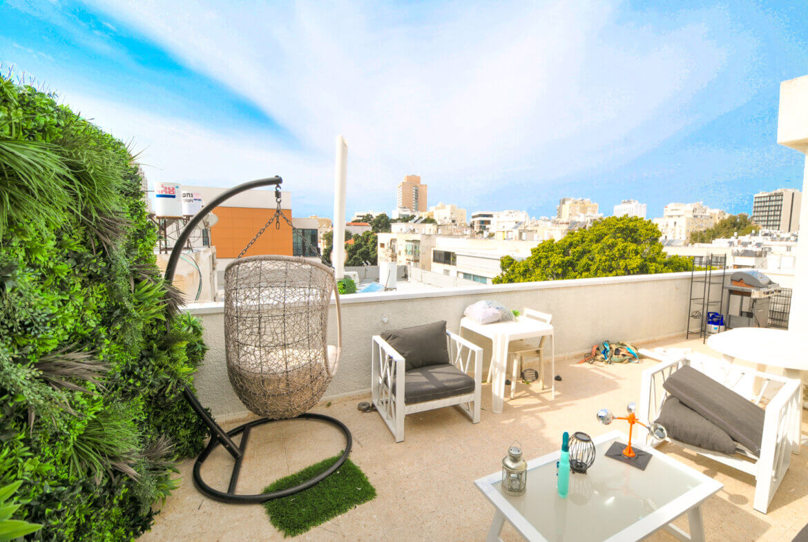 A minute’s walk from the beach, a duplex, roof, 86 square meters built + 64 square meters of balconies. Private parking in a registered office, elevator and shelter in the building – an attractive deal!