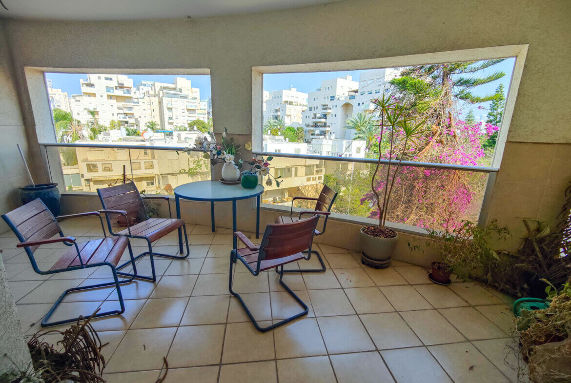 להשכרה בכוכב הצפון 3.5 חדרים + ממ”ד בתוספת מרפסת שמש, מרווחת ומוארת