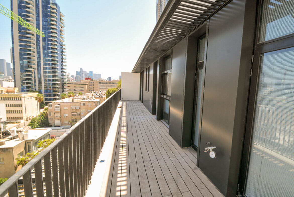 Opposite the gymnasium and Kikar Hamedina, penthouse 144 sq m + 70 balconies, 2 regular parking spaces and 2 storage rooms
