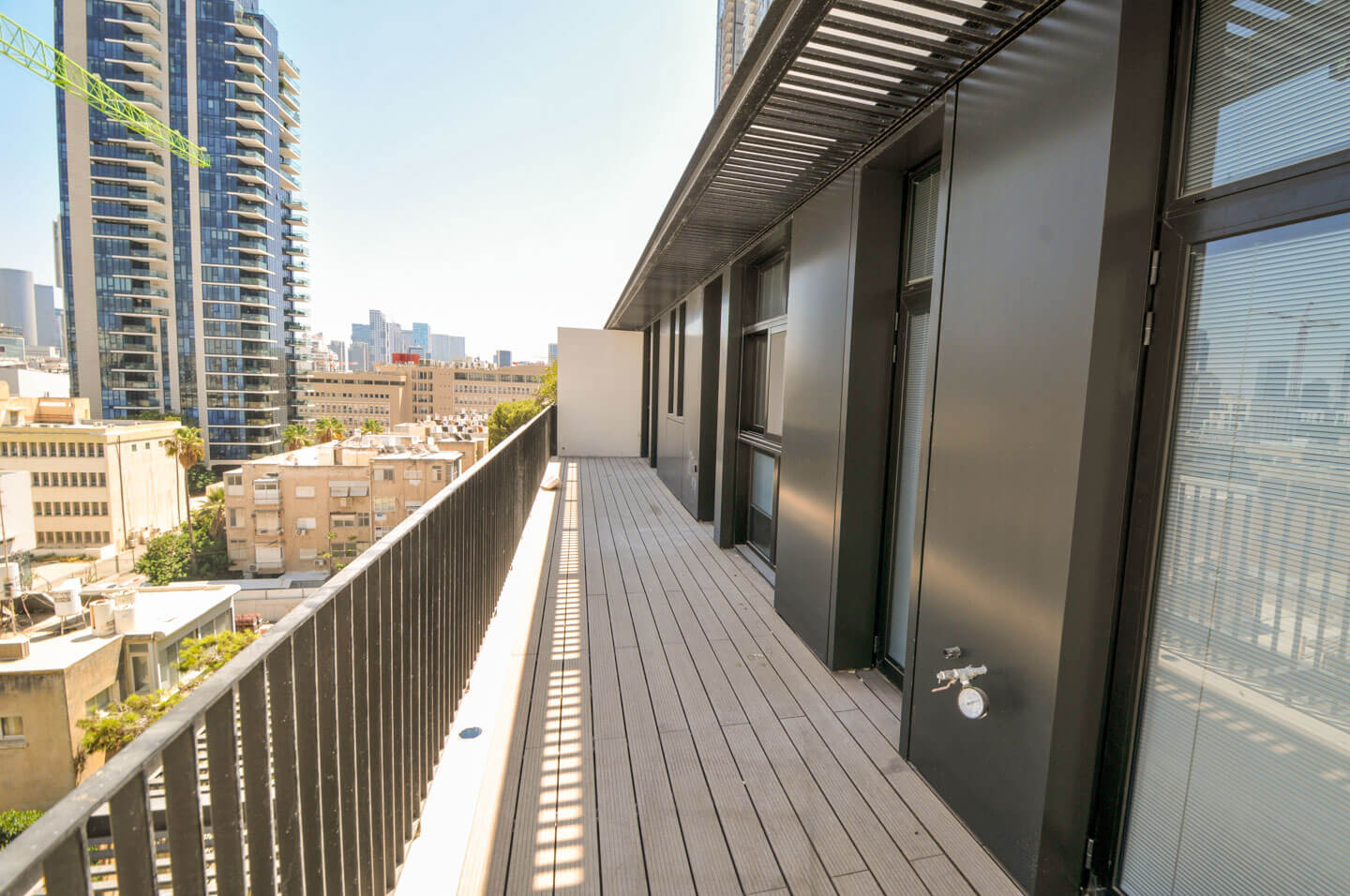 Opposite the gymnasium and Kikar Hamedina, penthouse 144 sq m + 70 balconies, 2 regular parking spaces and 2 storage rooms