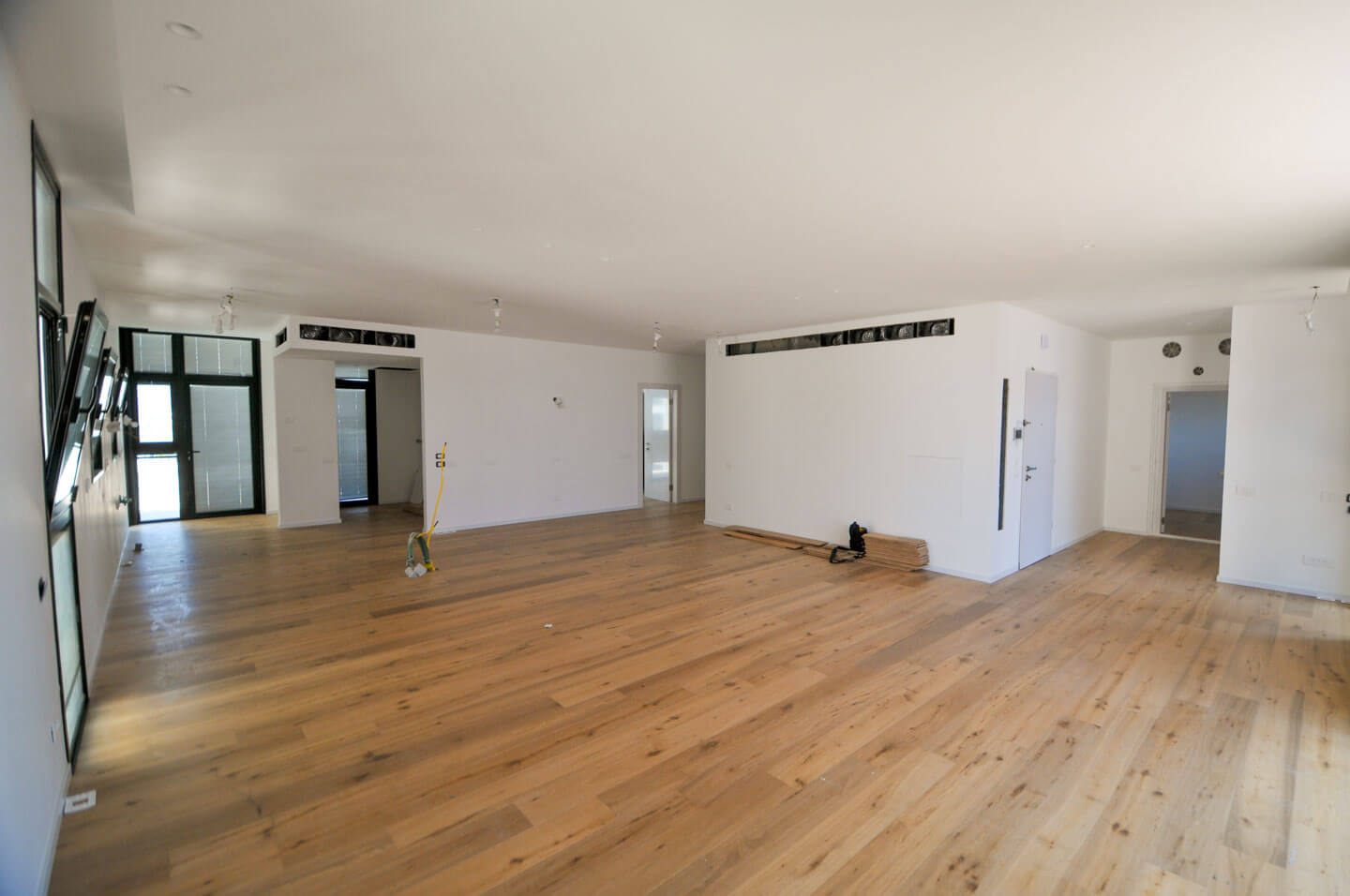 Opposite the gymnasium and Kikar Hamedina, penthouse 144 sq m + 70 balconies, 2 regular parking spaces and 2 storage rooms