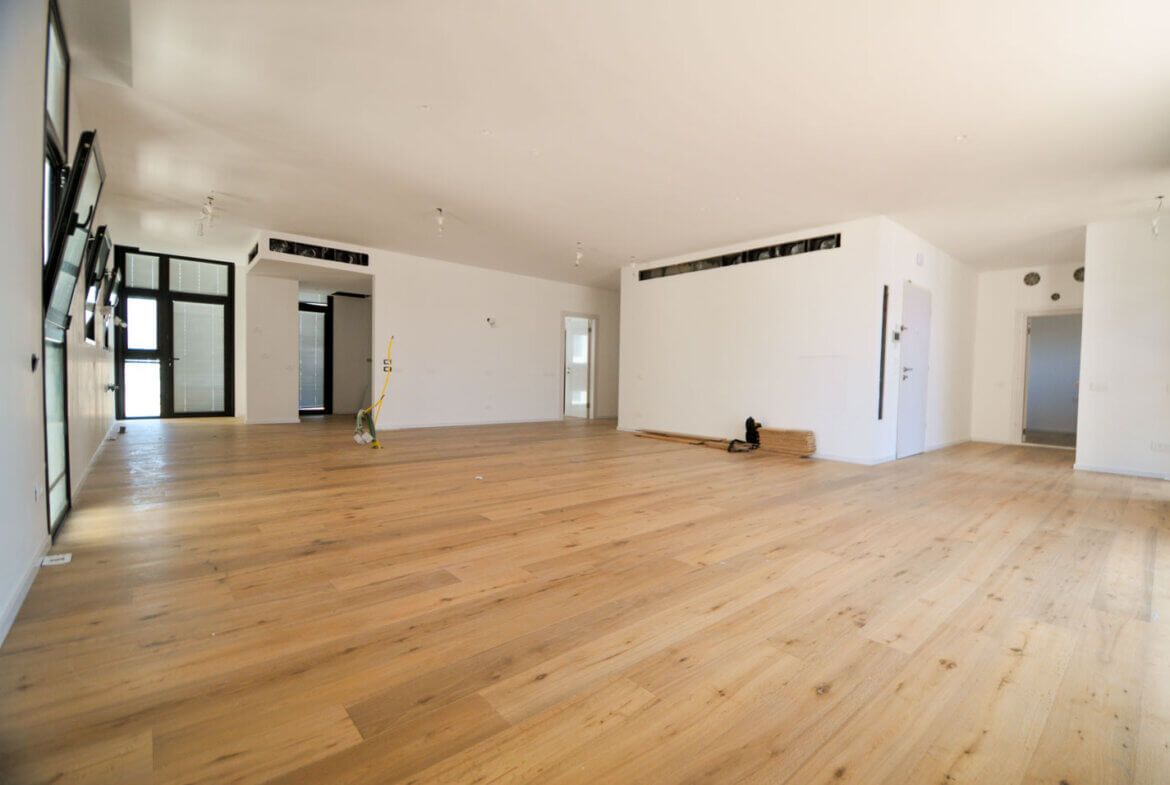 Opposite the gymnasium and Kikar Hamedina, penthouse 144 sq m + 70 balconies, 2 regular parking spaces and 2 storage rooms