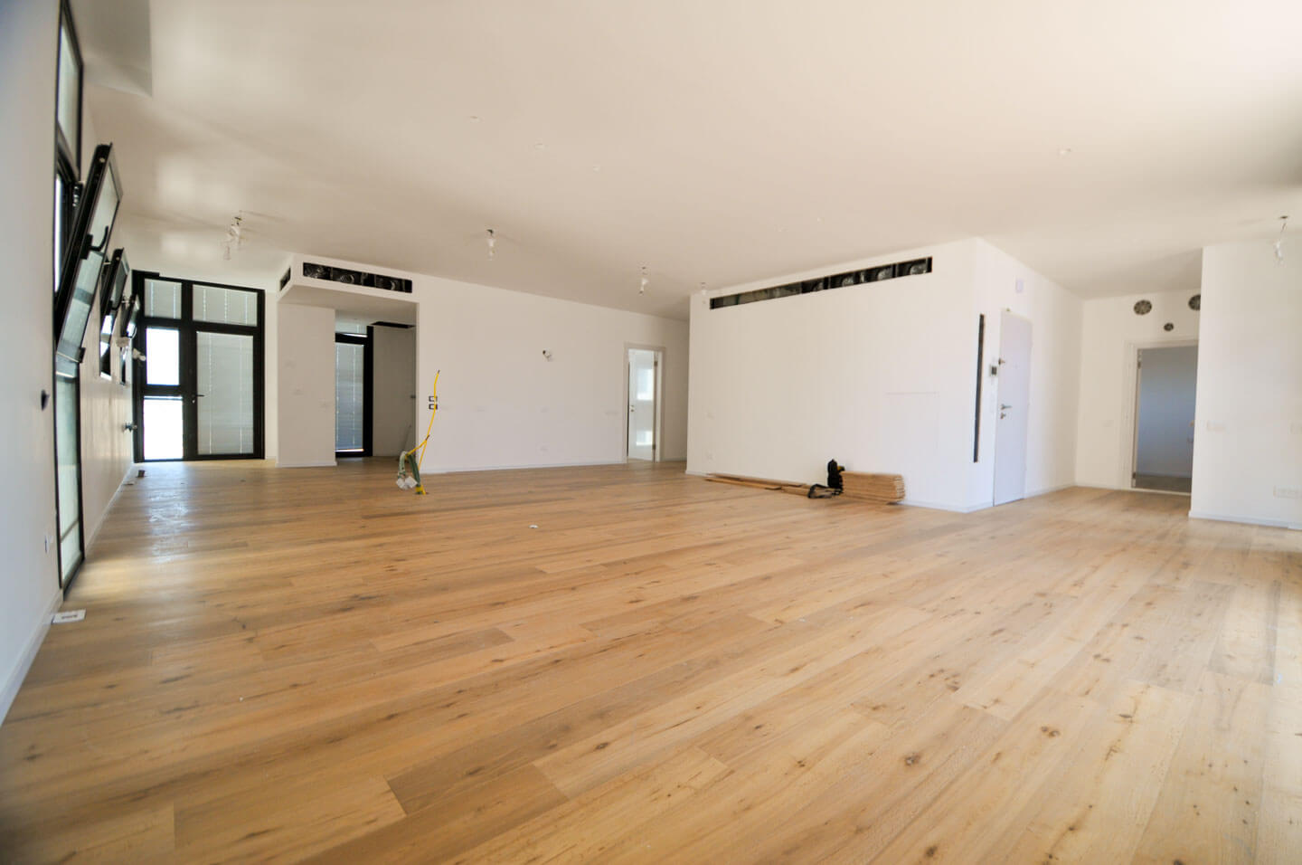 Opposite the gymnasium and Kikar Hamedina, penthouse 144 sq m + 70 balconies, 2 regular parking spaces and 2 storage rooms