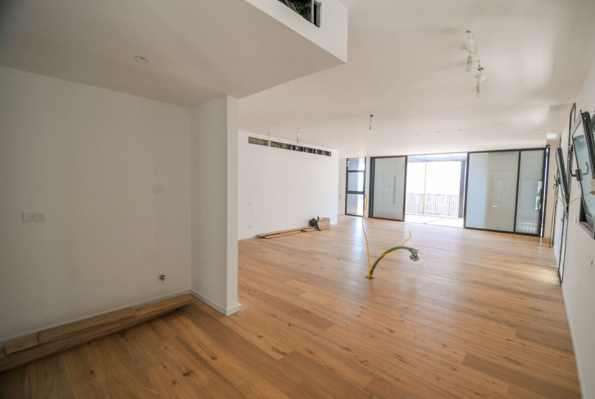 Opposite the gymnasium and Kikar Hamedina, penthouse 144 sq m + 70 balconies, 2 regular parking spaces and 2 storage rooms