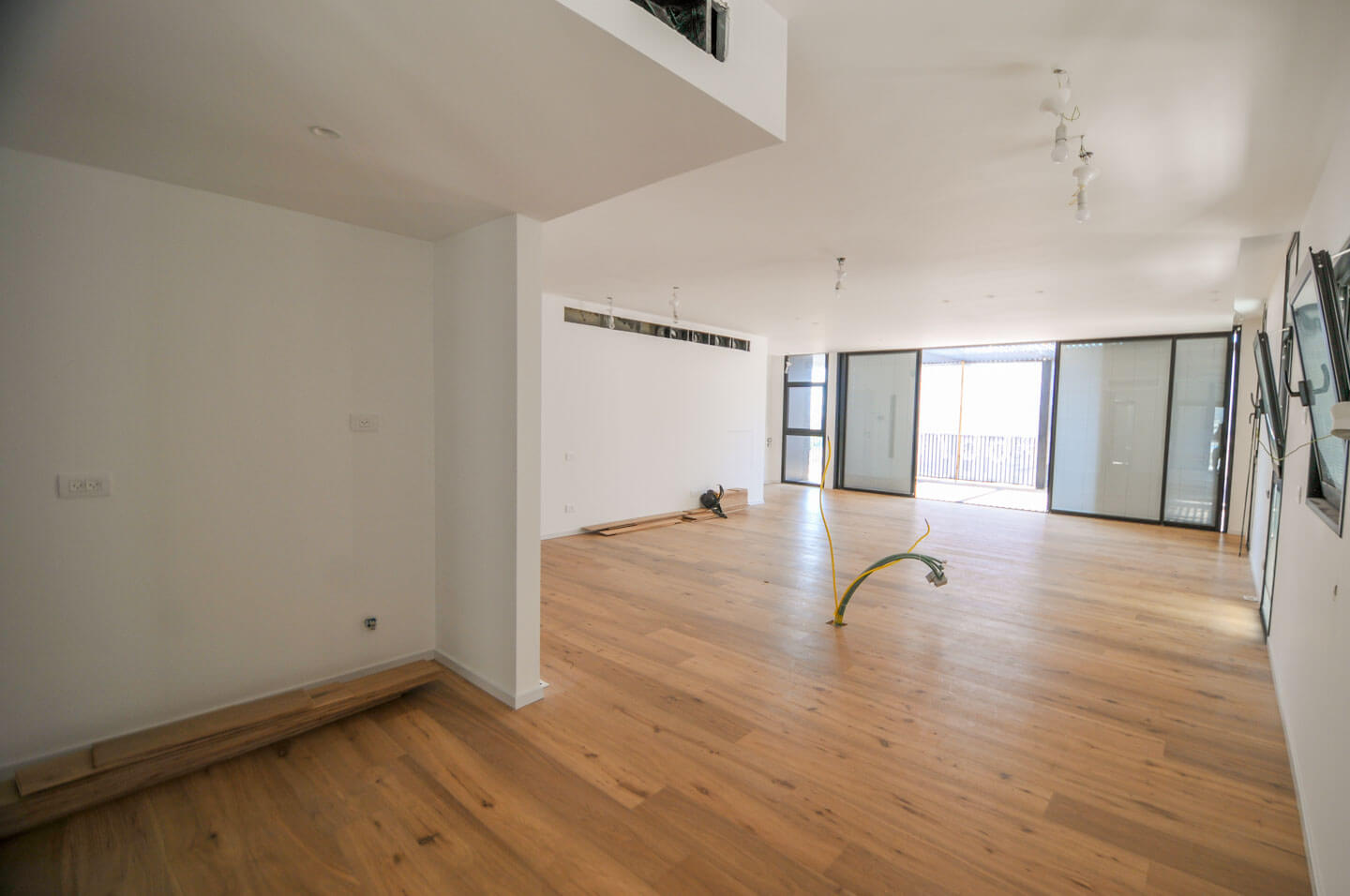 Opposite the gymnasium and Kikar Hamedina, penthouse 144 sq m + 70 balconies, 2 regular parking spaces and 2 storage rooms