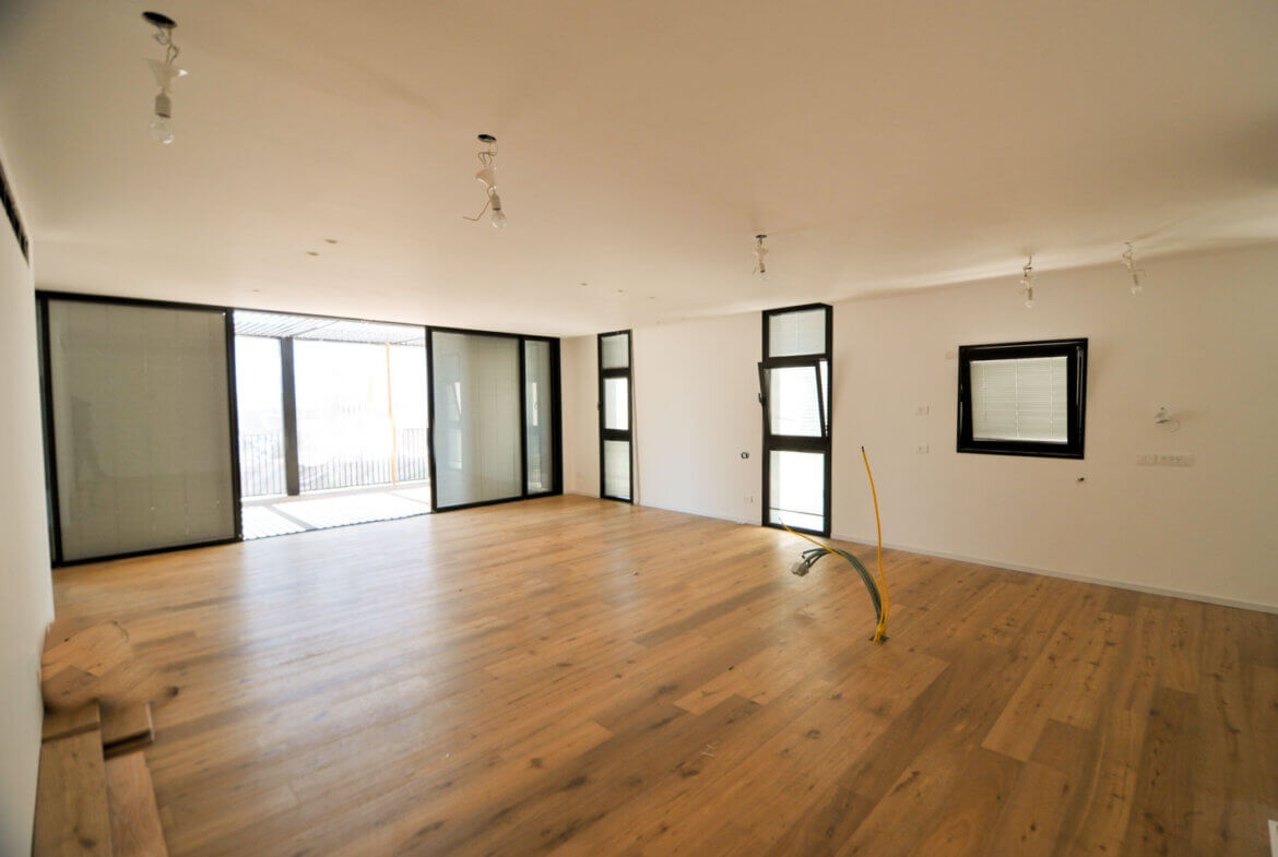 Opposite the gymnasium and Kikar Hamedina, penthouse 144 sq m + 70 balconies, 2 regular parking spaces and 2 storage rooms