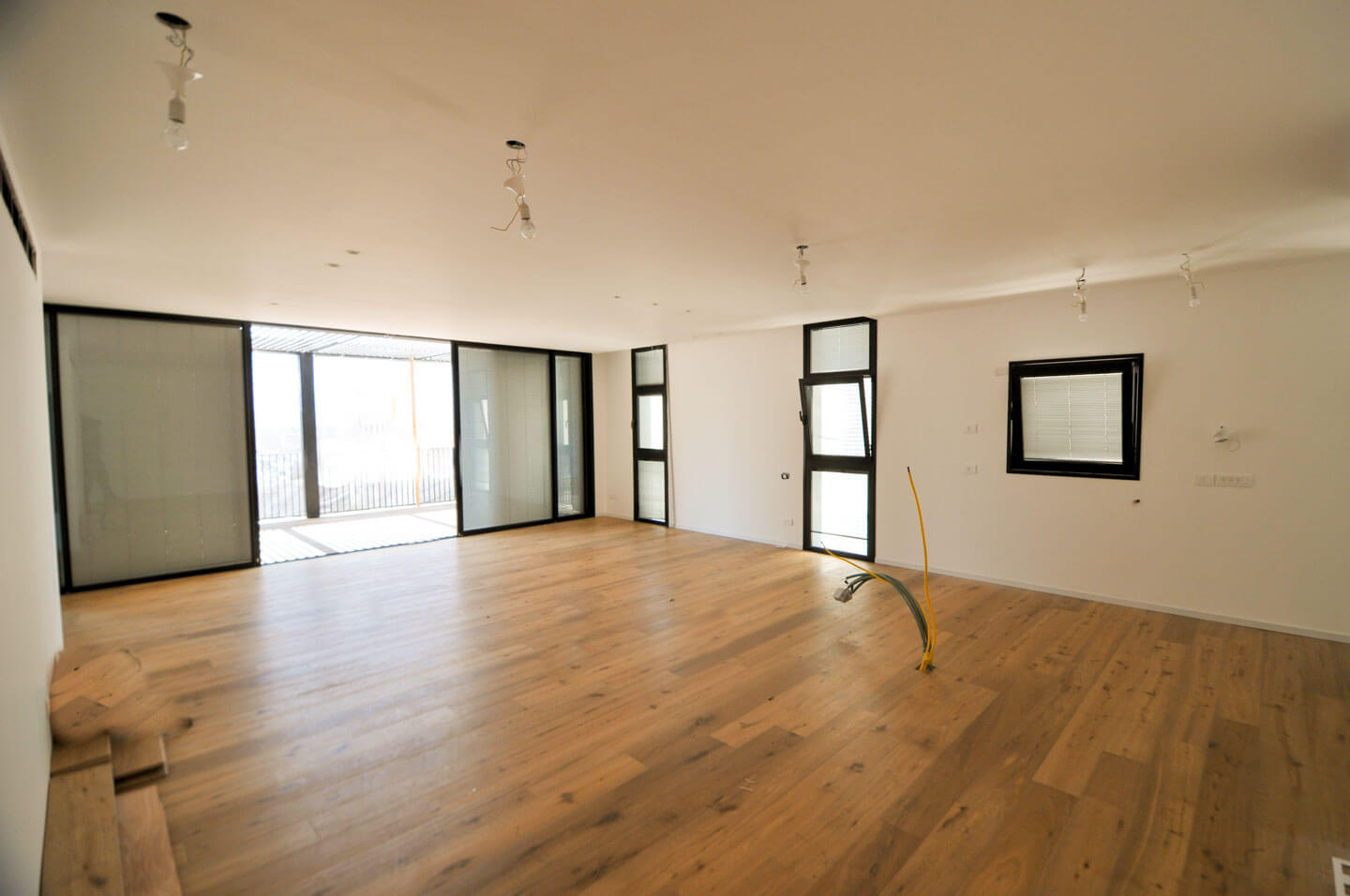 Opposite the gymnasium and Kikar Hamedina, penthouse 144 sq m + 70 balconies, 2 regular parking spaces and 2 storage rooms