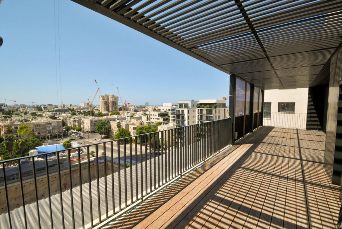 Opposite the gymnasium and Kikar Hamedina, penthouse 144 sq m + 70 balconies, 2 regular parking spaces and 2 storage rooms
