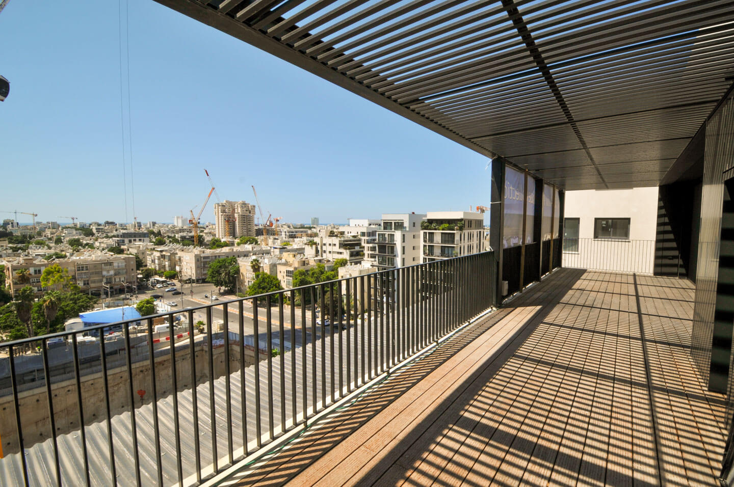 Opposite the gymnasium and Kikar Hamedina, penthouse 144 sq m + 70 balconies, 2 regular parking spaces and 2 storage rooms